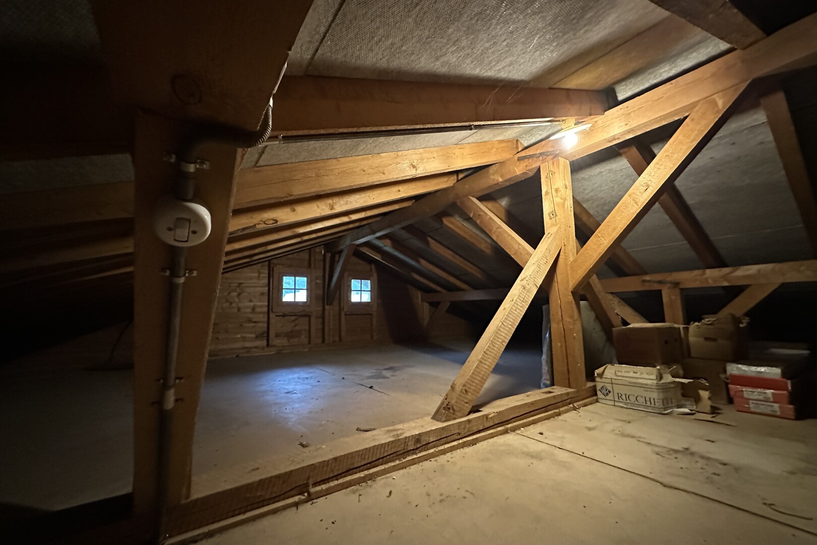 pièce vide avec low ceiling, plafond bas, natural light, lumière naturelle, et vaulted ceiling