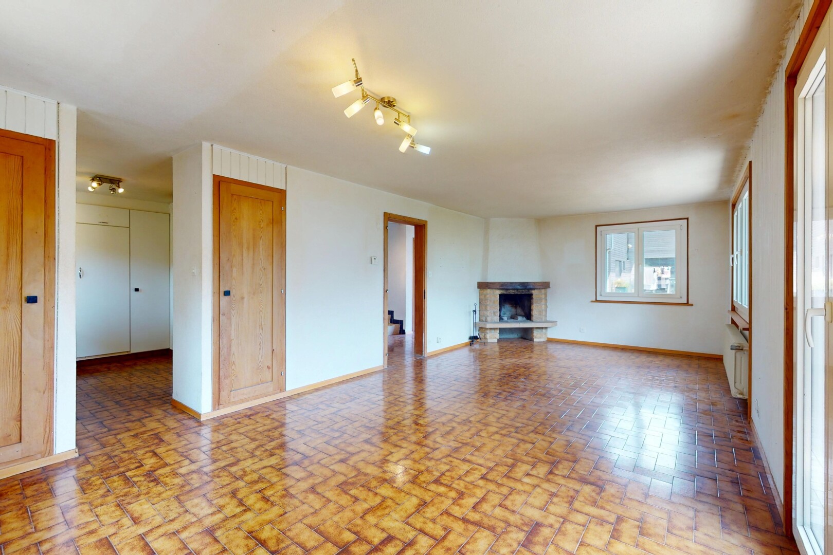 pièce vide avec inside property, cheminée, drywall, cloison sèche, et baseboards wall