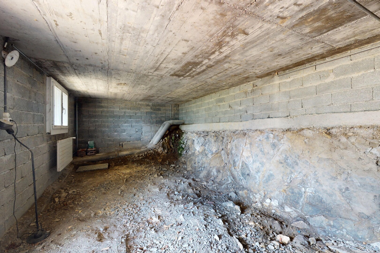 pièce vide avec lumière naturelle, natural light, sous-sol, unfinished floor, et inside property