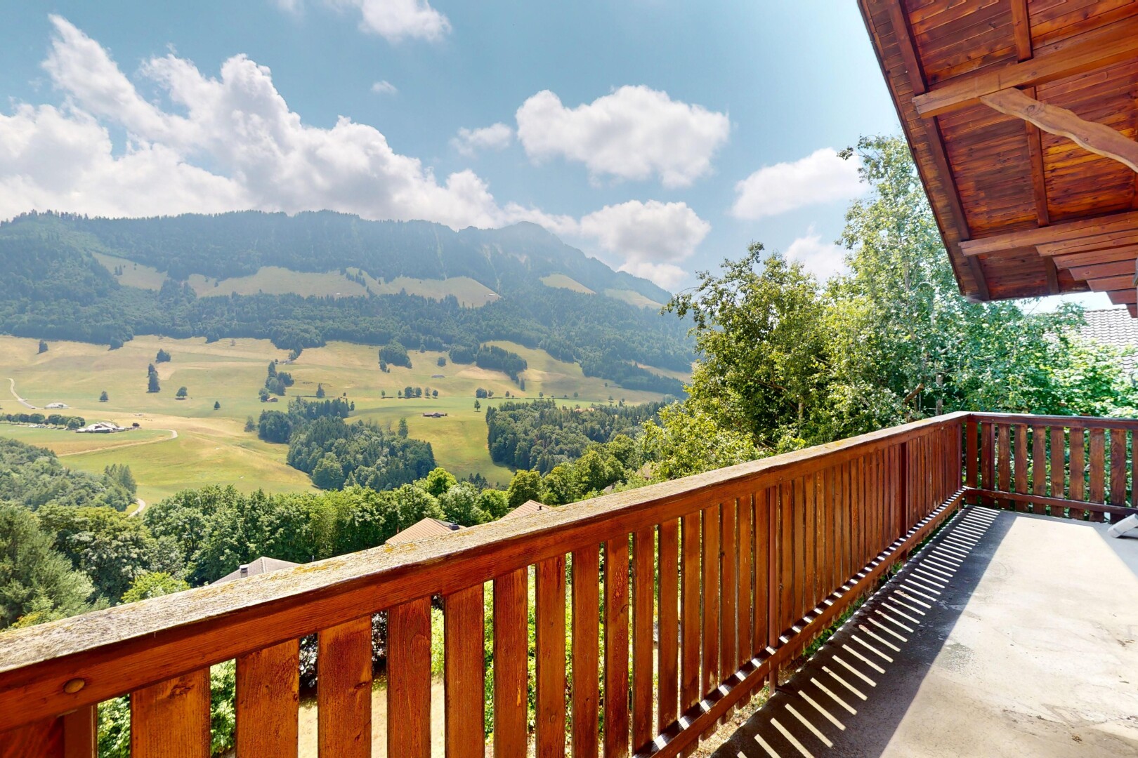 balcon avec from property, vue sur la montagne, mountain view, et day time