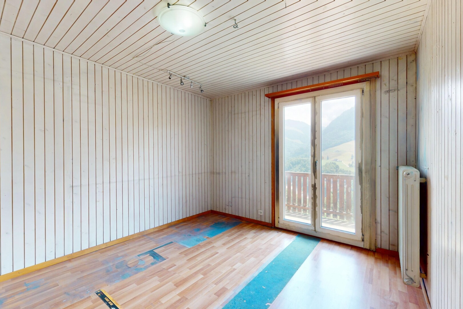 pièce vide avec radiateur, inside property, wood finish floor, sol en finition bois, et natural light
