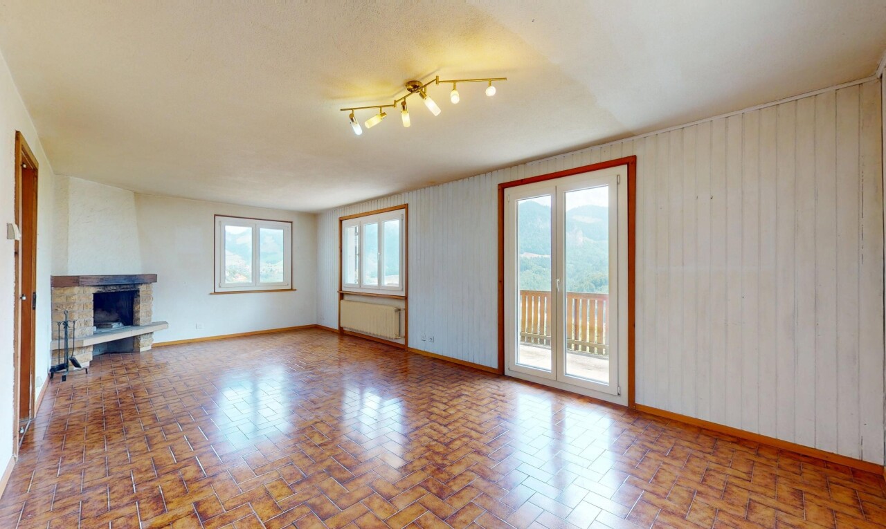 pièce vide avec inside property, plinthes murales, baseboards wall, lumière naturelle, et natural light