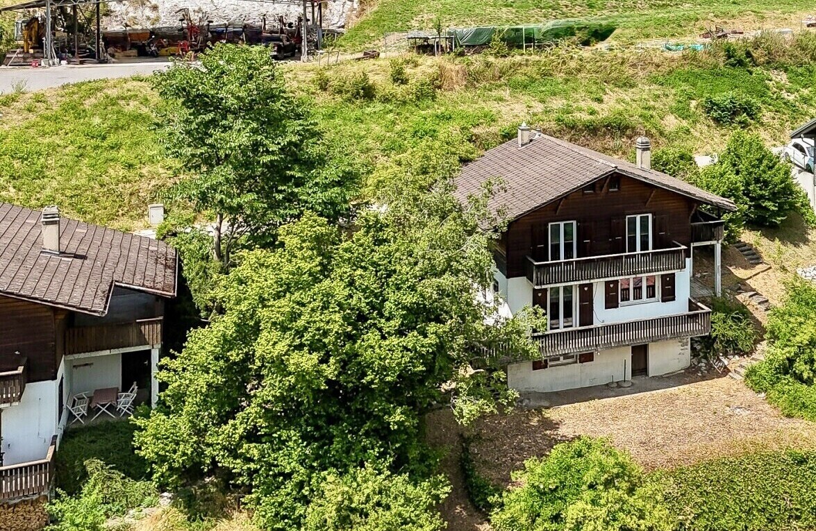 jardin avec property visible et balcon