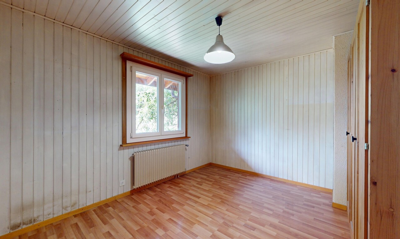 pièce vide avec radiateur, inside property, natural light, lumière naturelle, et wood finish floor
