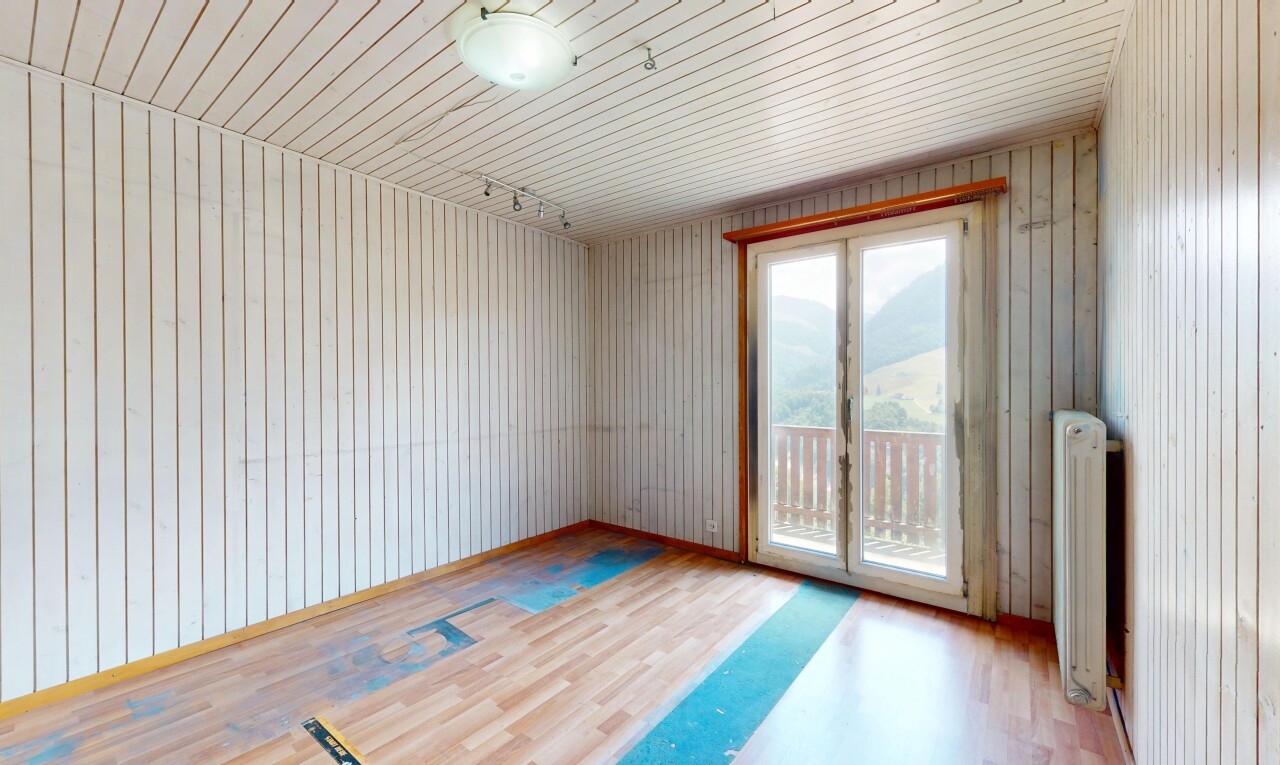 pièce vide avec radiateur, inside property, wood finish floor, sol en finition bois, et natural light