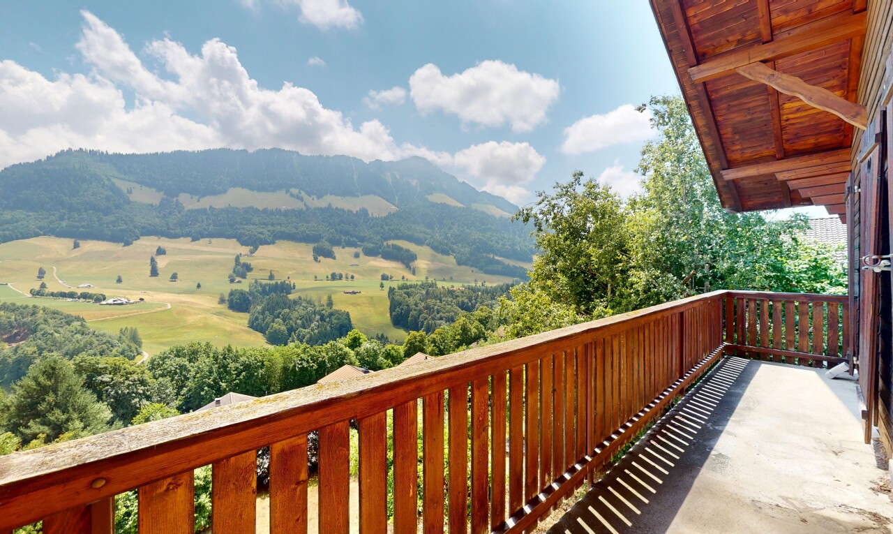 balcon avec from property, vue sur la montagne, mountain view, et day time