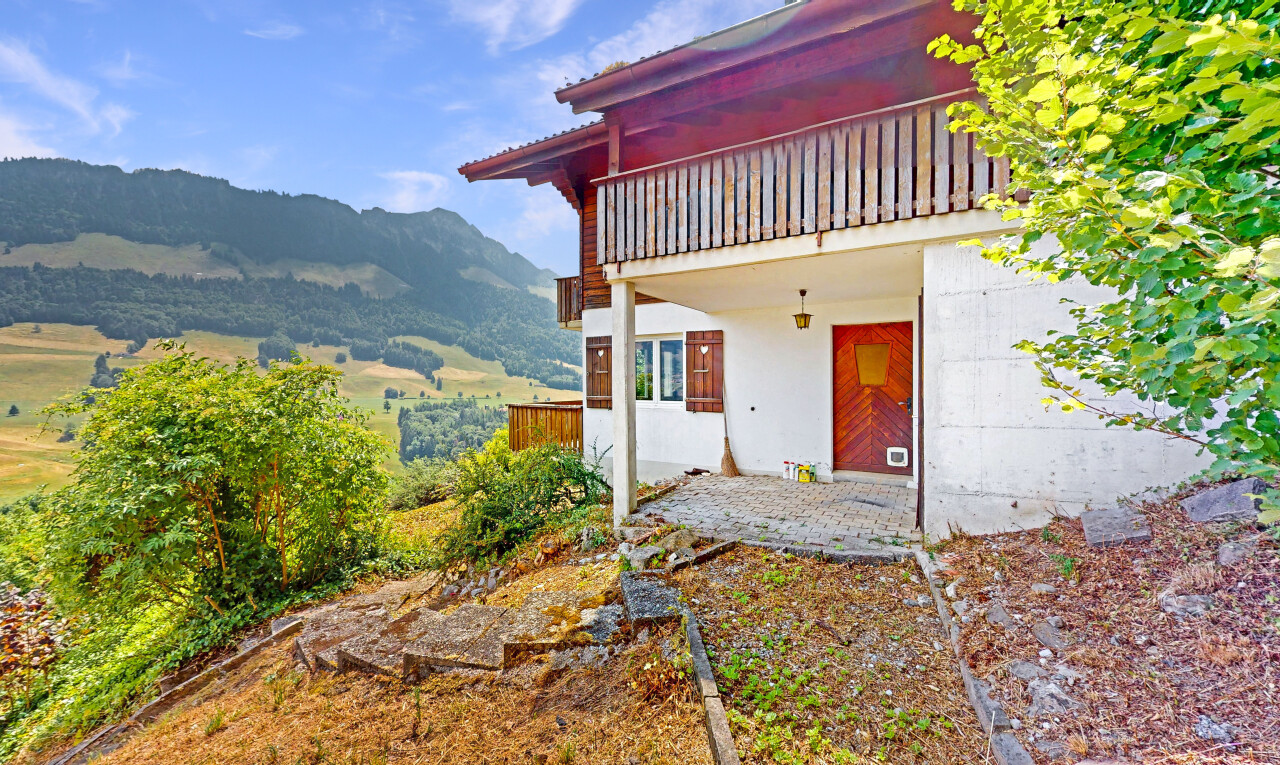 façade avec vue sur la montagne, mountain view, property visible, day time, et balcon