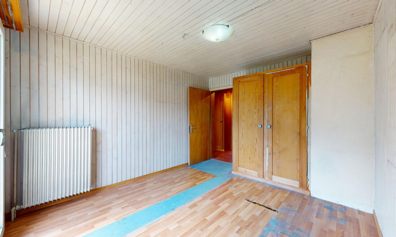 chambre avec radiateur, sol en finition bois, wood finish floor, et inside property