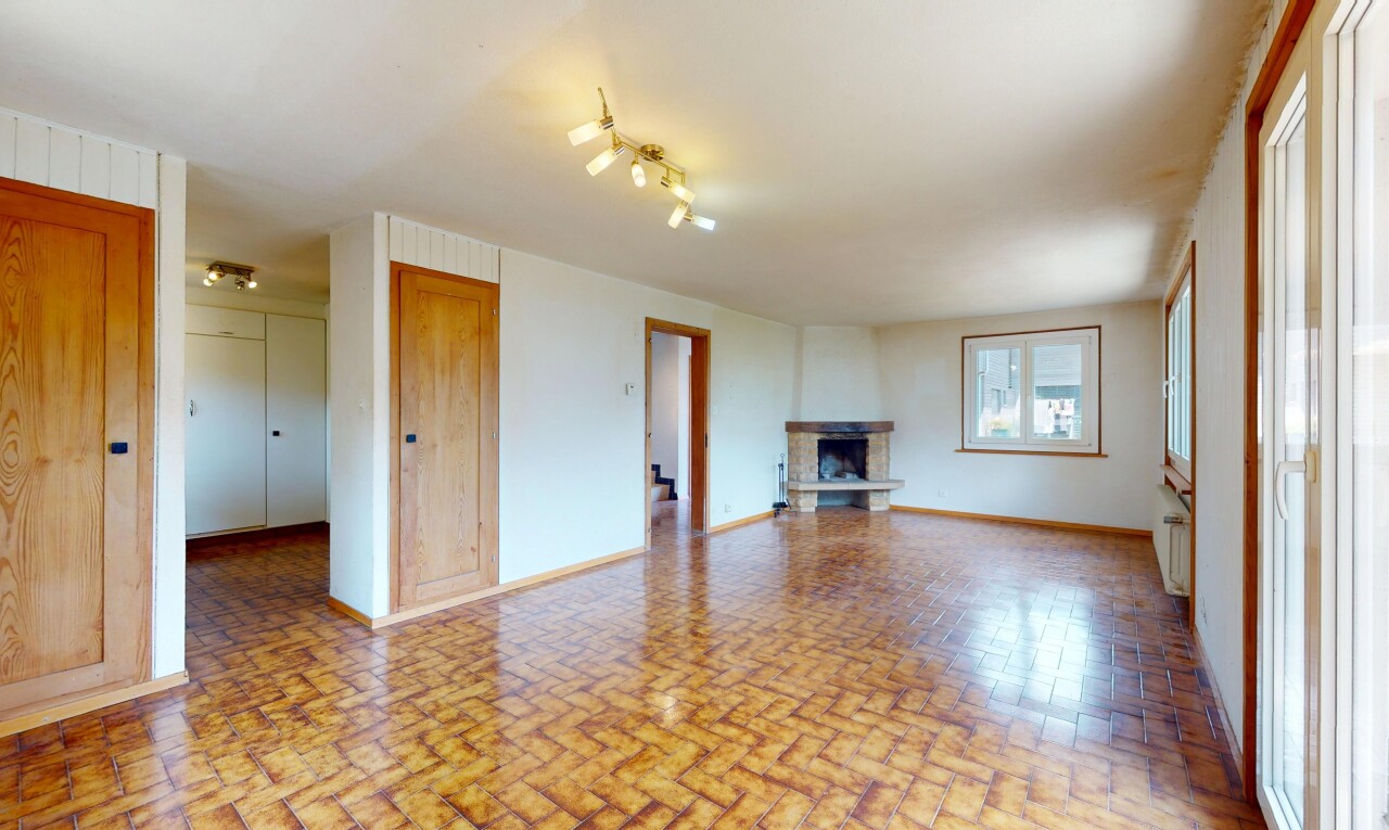 pièce vide avec inside property, cheminée, drywall, cloison sèche, et baseboards wall