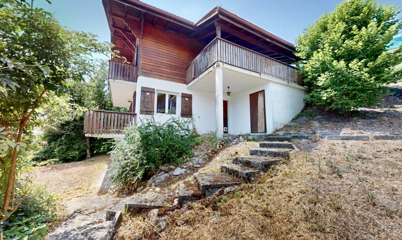 façade avec balcon, property visible, bardage en bois, bardage horizontal, et day time