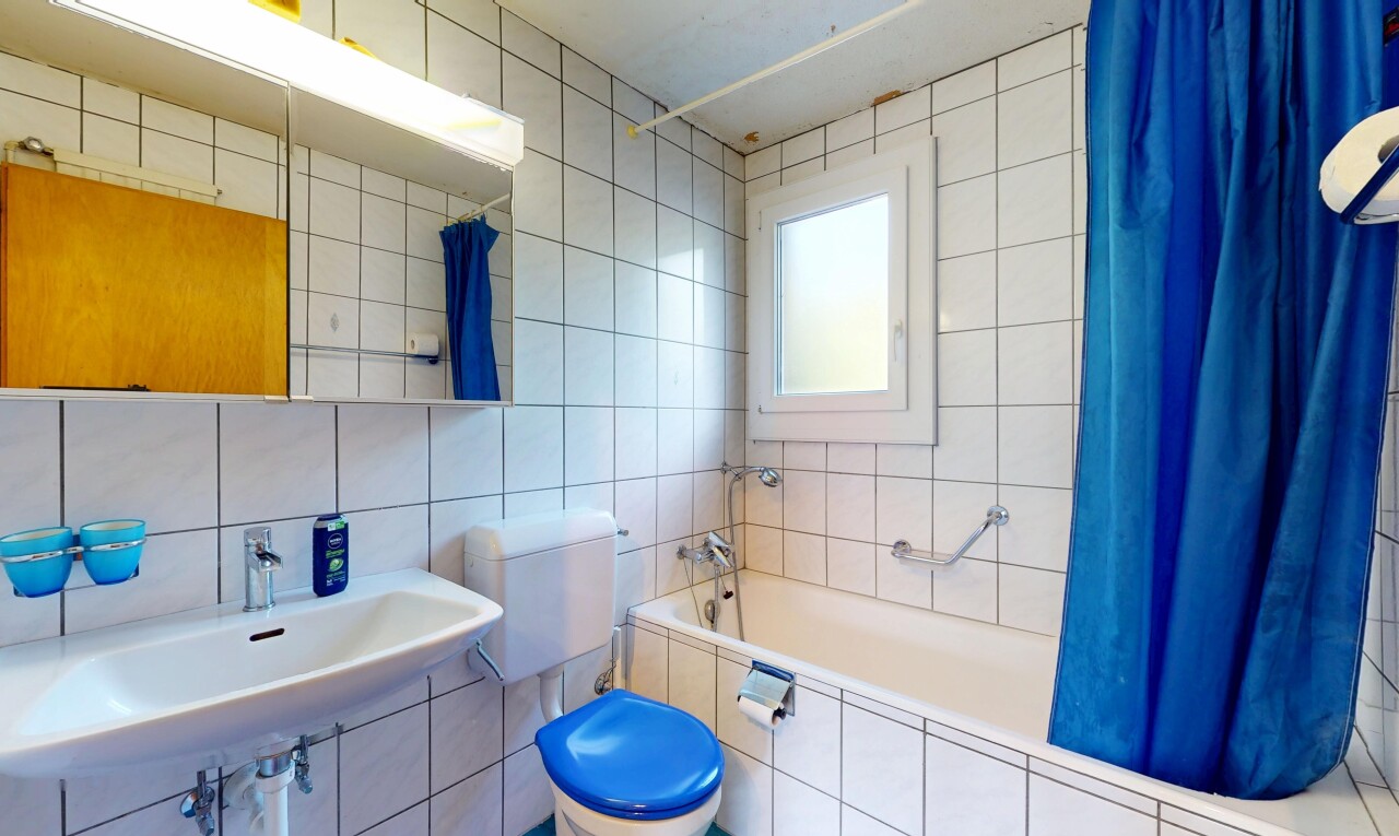 salle de bains avec tile tub, salle de bain complète, mur en carrelage, tile wall, et inside property