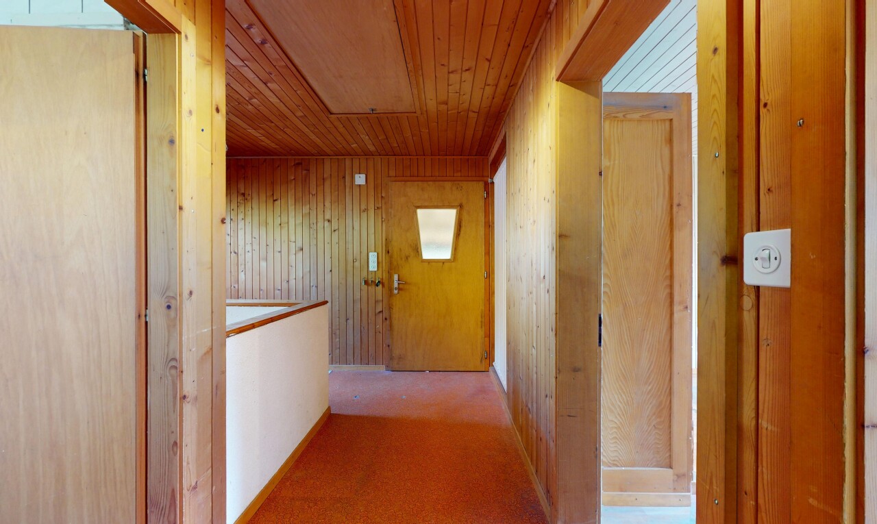 couloir avec plafond en bois, wood ceiling, inside property, moquette, et carpet