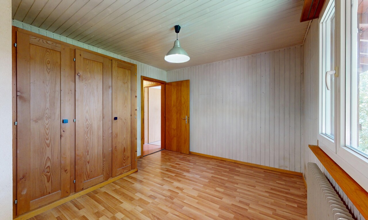 chambre avec radiateur, inside property, wood finish floor, sol en finition bois, et natural light