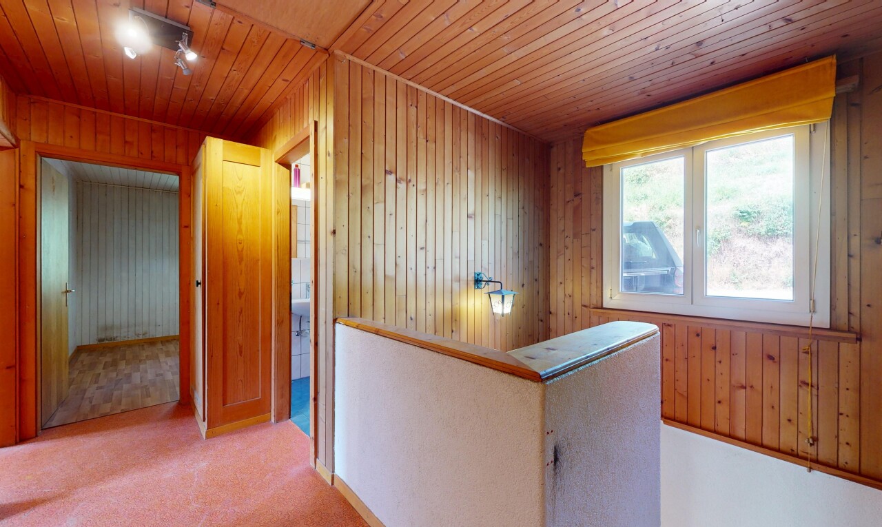 couloir avec plafond en bois, wood ceiling, lumière naturelle, natural light, et mur en bois