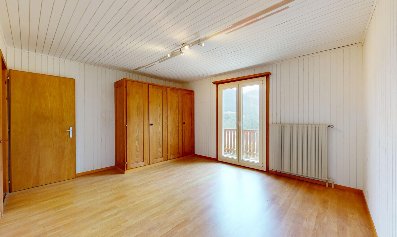 chambre avec accès à l'extérieur, radiateur, lumière naturelle, natural light, et sol en finition bois