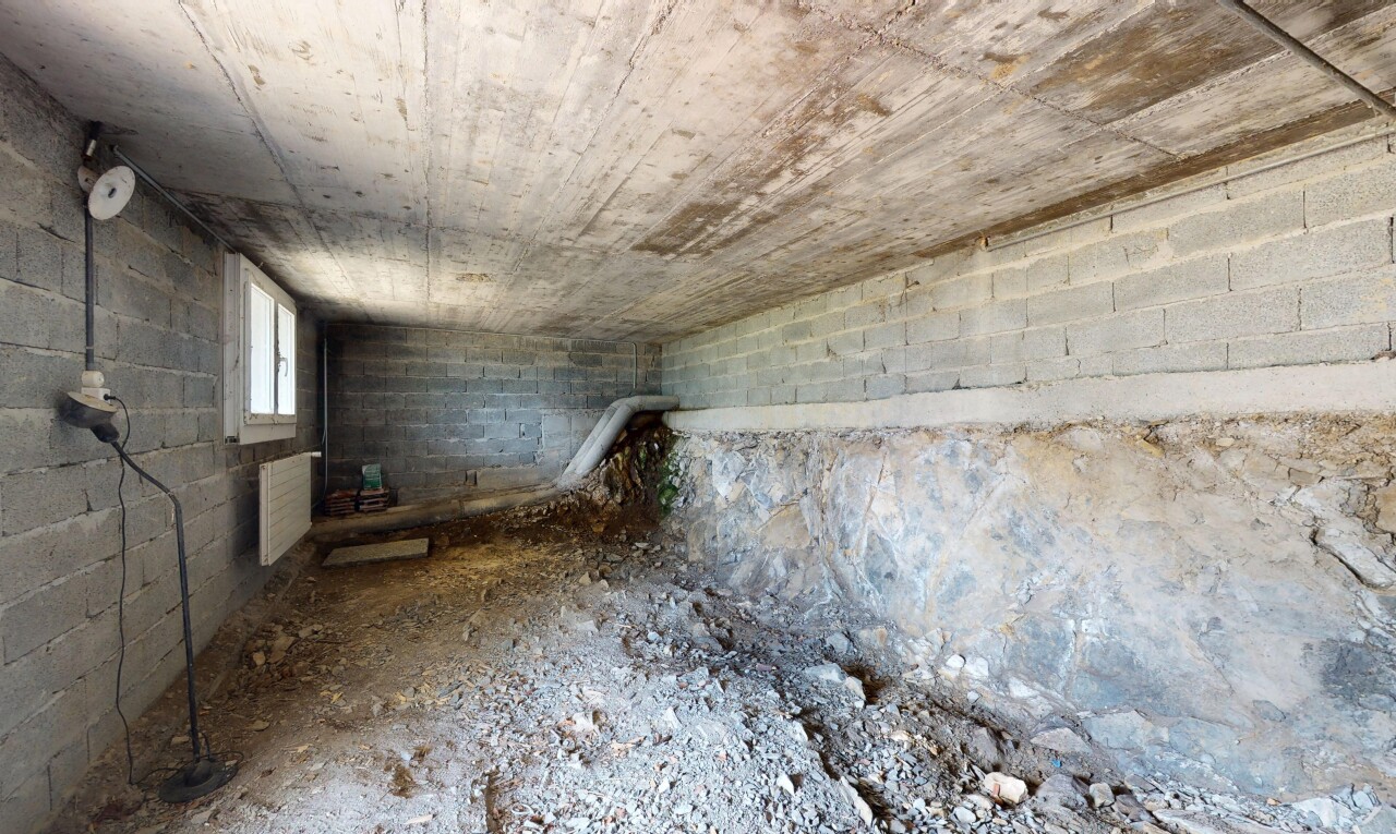 pièce vide avec lumière naturelle, natural light, sous-sol, unfinished floor, et inside property