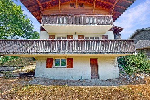 façade avec property visible et day time
