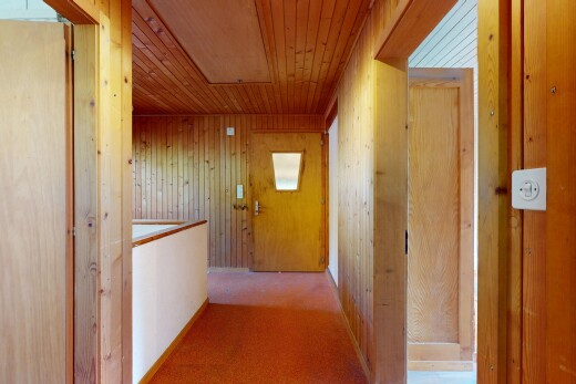 couloir avec plafond en bois, wood ceiling, inside property, moquette, et carpet