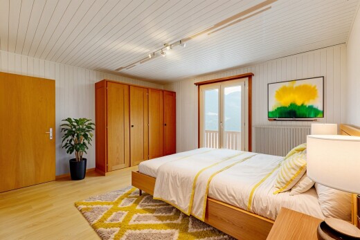 chambre avec accès à l'extérieur, radiateur, lumière naturelle, natural light, et sol en finition bois