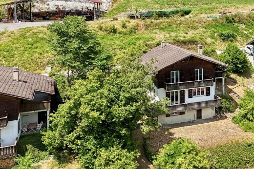 jardin avec property visible et balcon