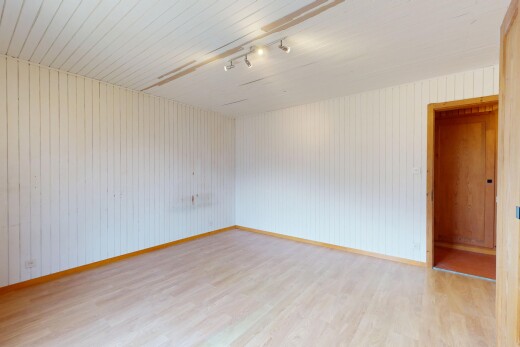 pièce vide avec wood finish floor, sol en finition bois, inside property, track lighting, et éclairage sur rail