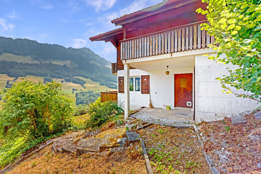façade avec vue sur la montagne, mountain view, property visible, day time, et balcon