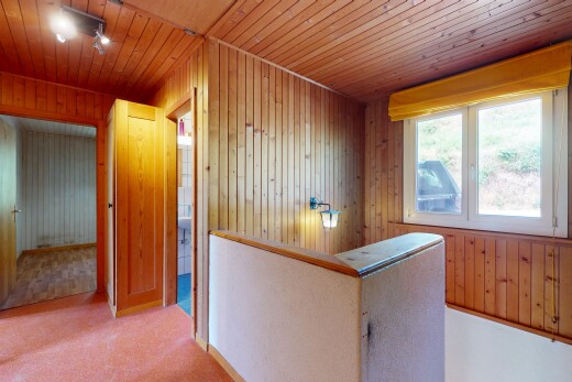couloir avec plafond en bois, wood ceiling, lumière naturelle, natural light, et mur en bois