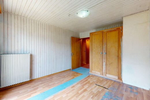 chambre avec radiateur, sol en finition bois, wood finish floor, et inside property