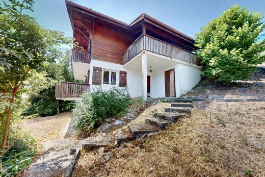 façade avec balcon, property visible, bardage en bois, bardage horizontal, et day time