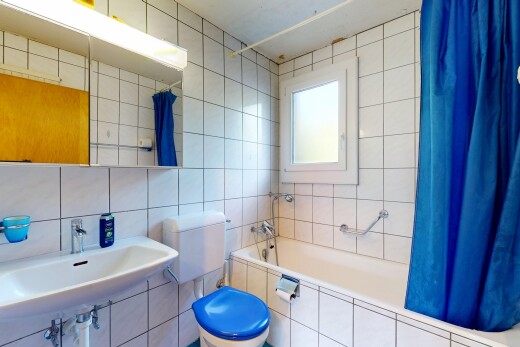 salle de bains avec tile tub, salle de bain complète, mur en carrelage, tile wall, et inside property