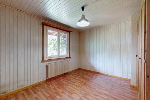 pièce vide avec radiateur, inside property, natural light, lumière naturelle, et wood finish floor