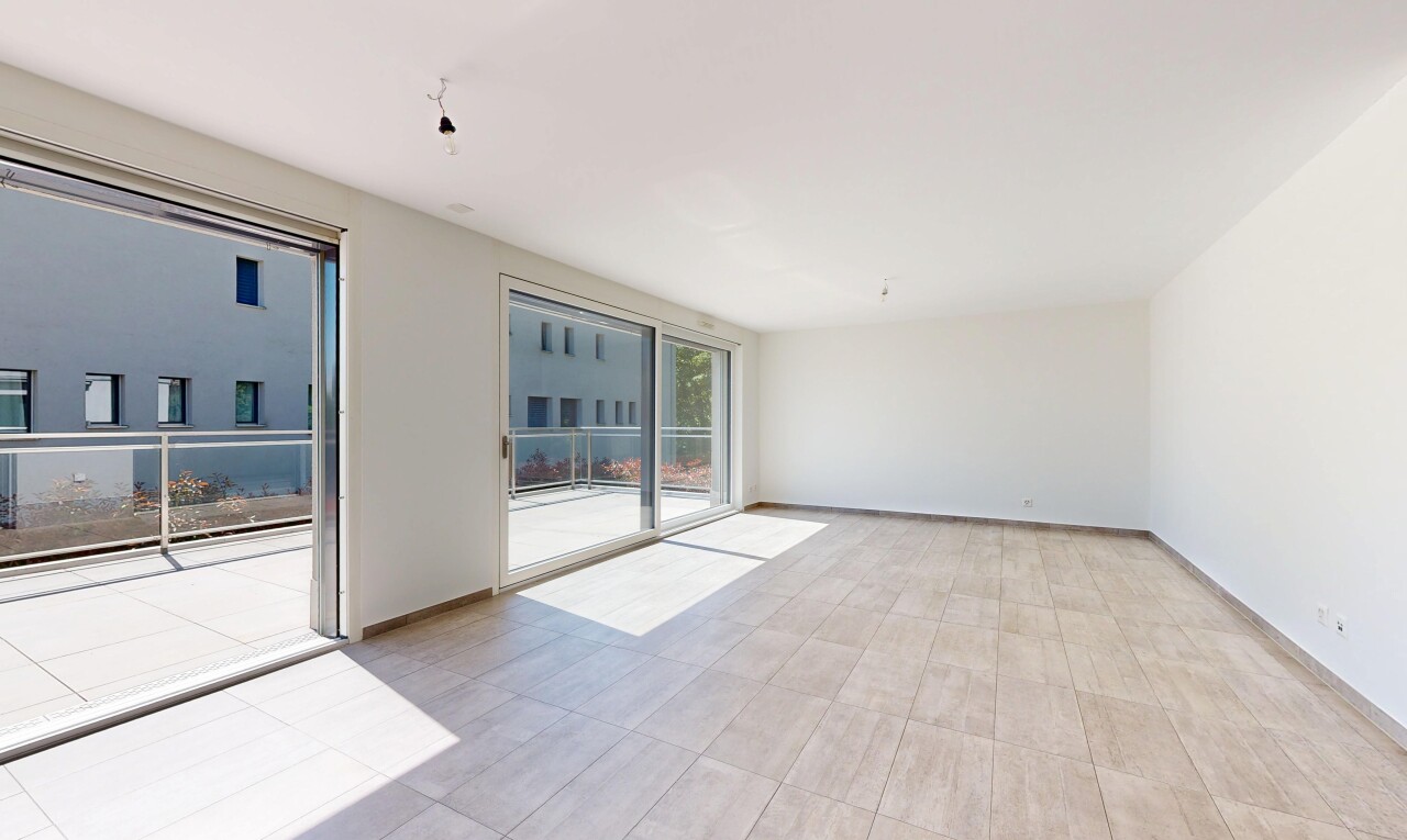 unfurnished room with baseboards