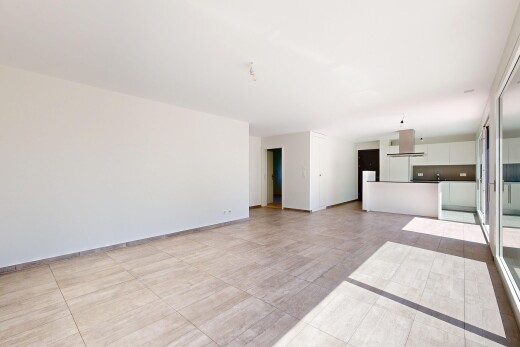 salon avec inside property, drywall, cloison sèche, light floor, et baseboards wall