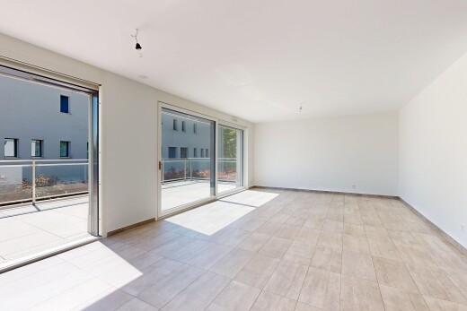 leerer raum mit drywall, gipskartonwand, light floor, natural light, und natürliches licht