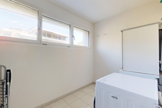 wäschekammer mit light floor, gipskartonwand, drywall, natürliches licht, und natural light