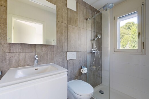 bad mit dusche, komplettes badezimmer, fliesenwand, tile wall, und spiegel