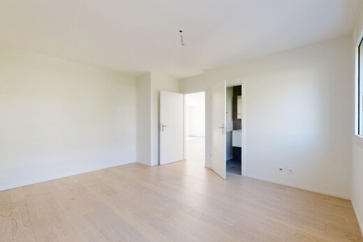 pièce vide avec wood finish floor, sol en finition bois, drywall, cloison sèche, et inside property