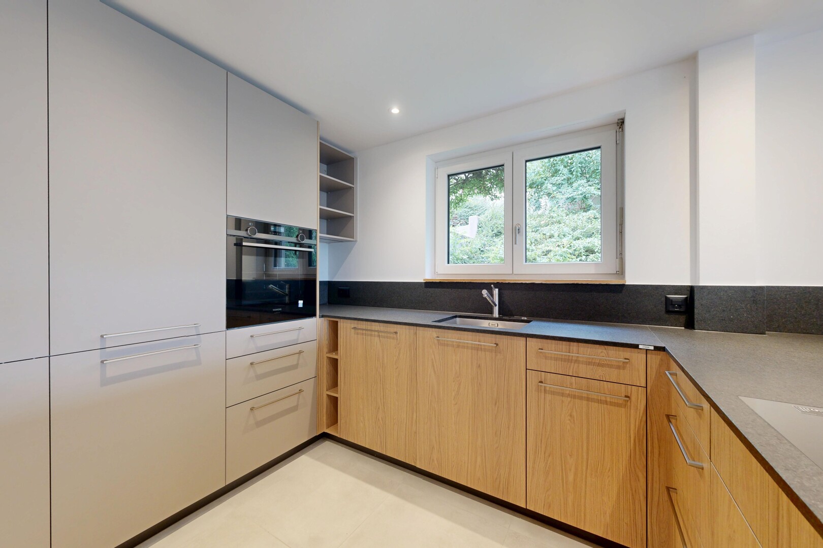 cuisine avec open shelves, étagères ouvertes, light floor, four, et éclairage encastré