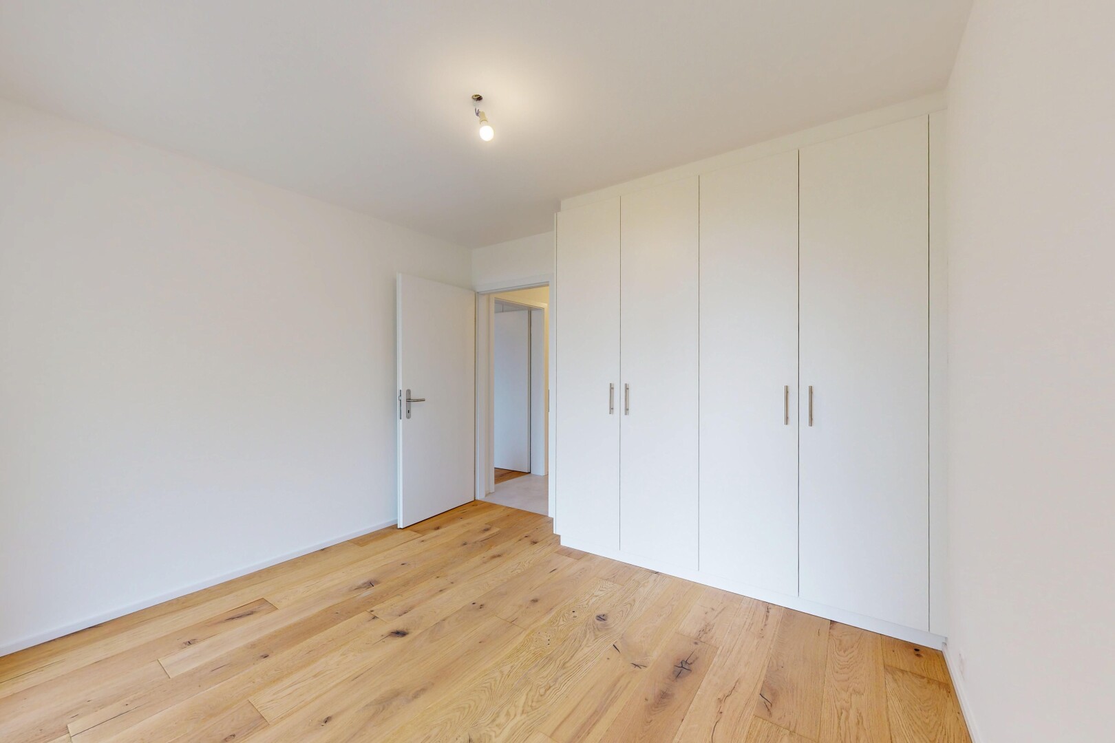 pièce vide avec wood finish floor, sol en finition bois, drywall, cloison sèche, et inside property