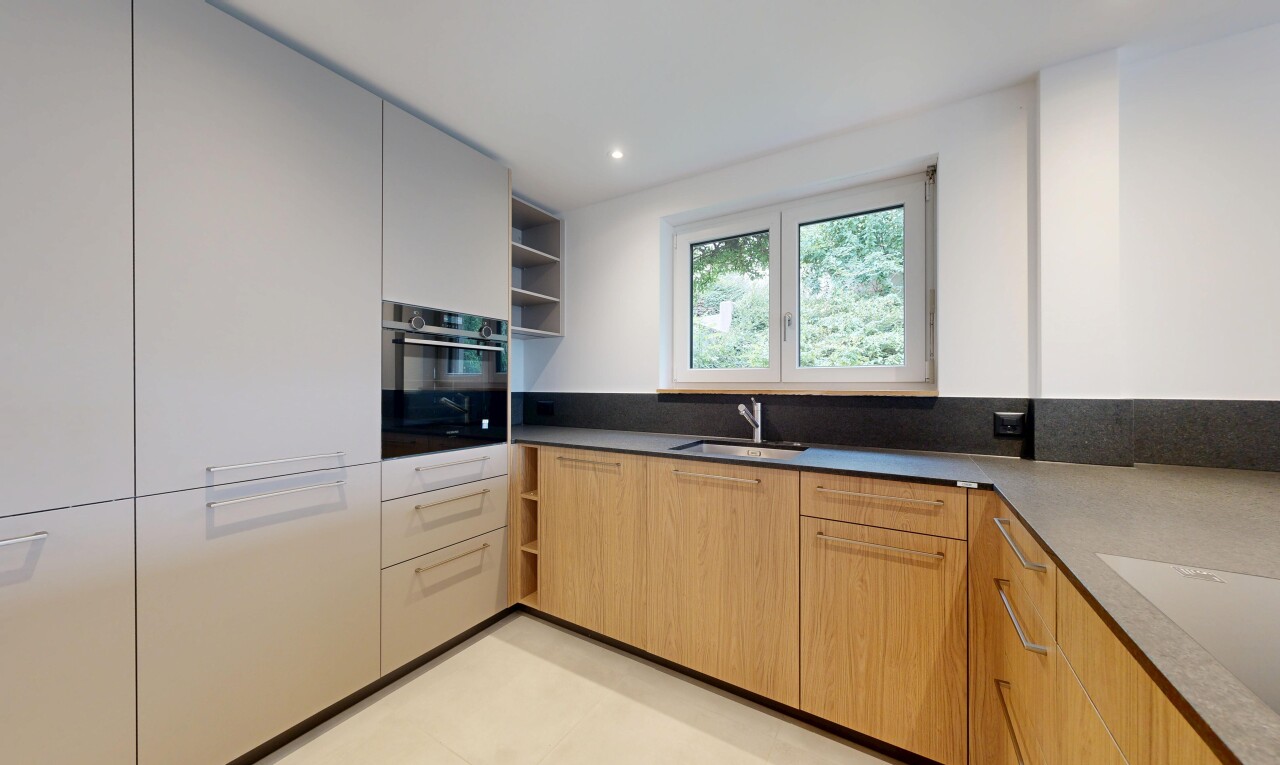 cuisine avec open shelves, étagères ouvertes, light floor, four, et éclairage encastré