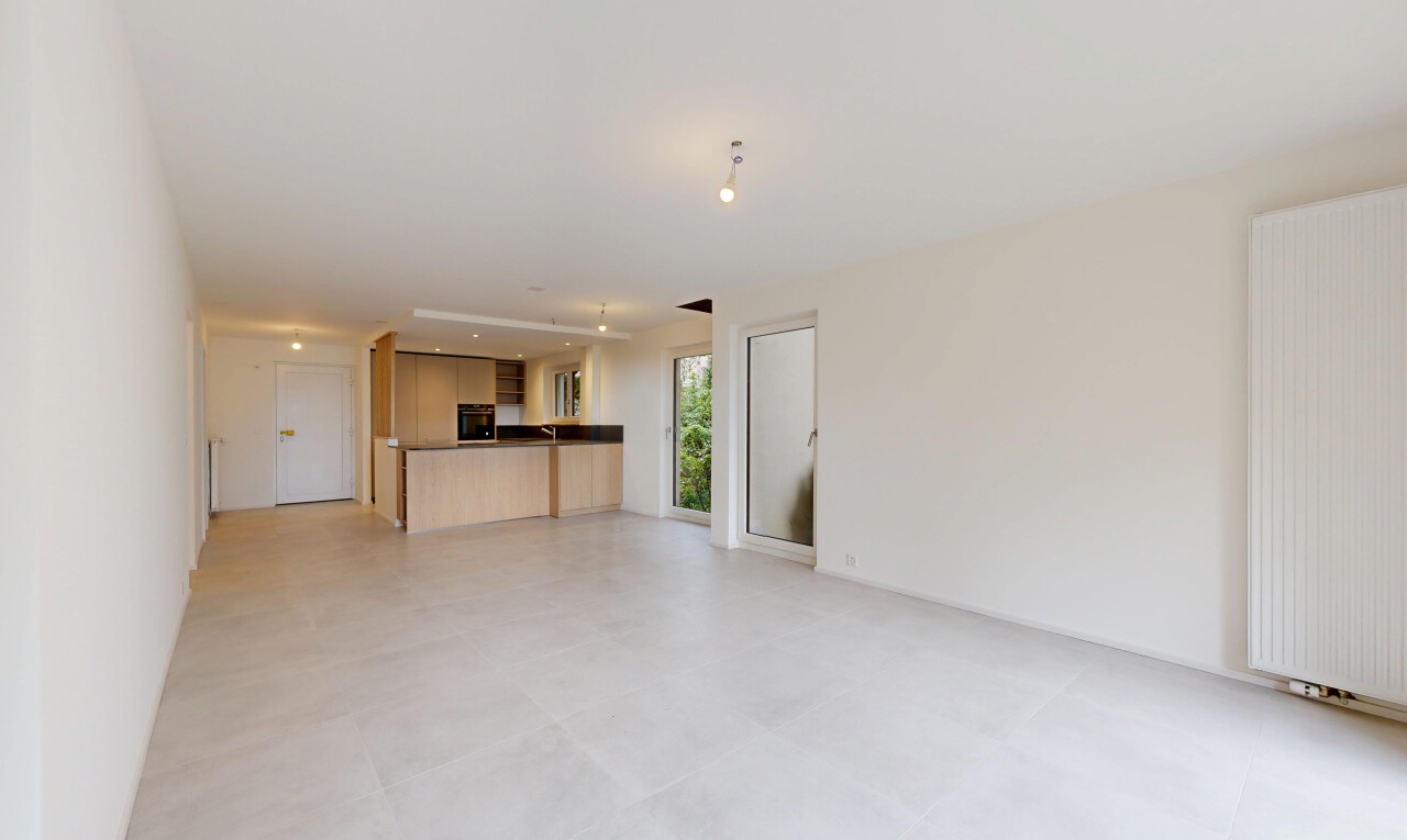 pièce vide avec drywall, cloison sèche, inside property, light floor, et radiateur