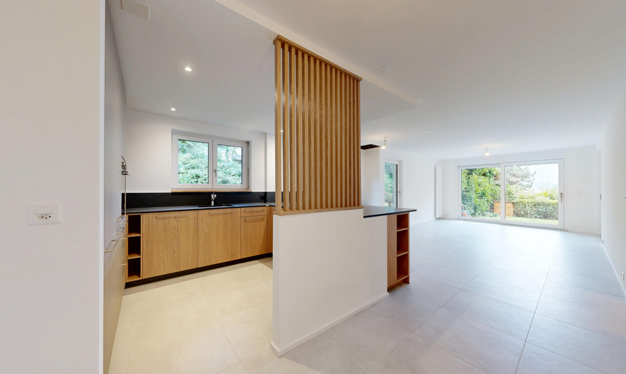 cuisine avec opens to living area, ouvert sur l'espace de vie, light floor, dark countertops, et plans de travail