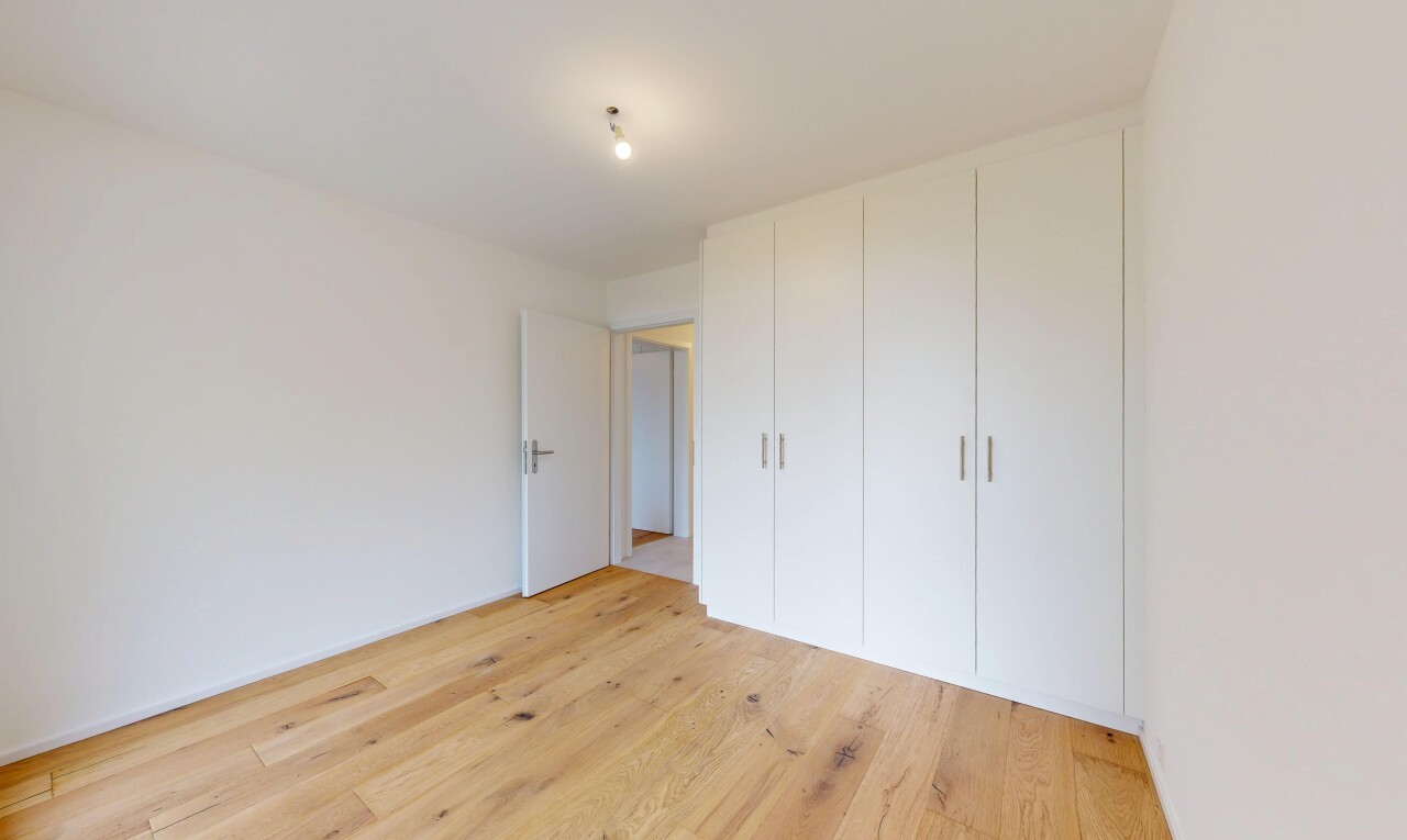 pièce vide avec wood finish floor, sol en finition bois, drywall, cloison sèche, et inside property