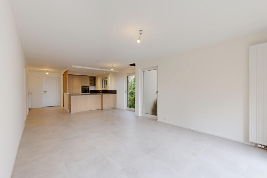 pièce vide avec drywall, cloison sèche, inside property, light floor, et radiateur