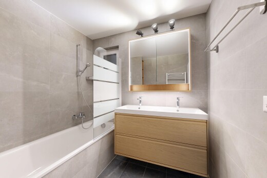 bad mit tile wall, fliesenwand, spiegel, komplettes badezimmer, und doppelwaschtisch