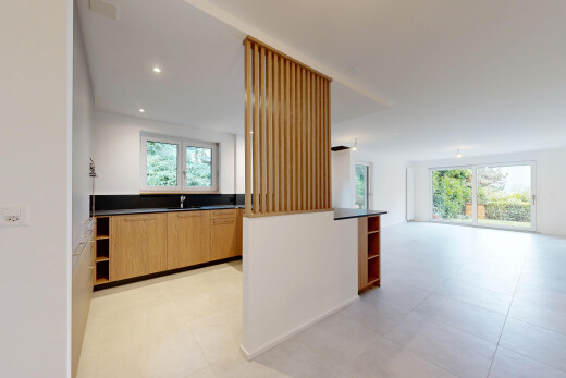 cuisine avec opens to living area, ouvert sur l'espace de vie, light floor, dark countertops, et plans de travail