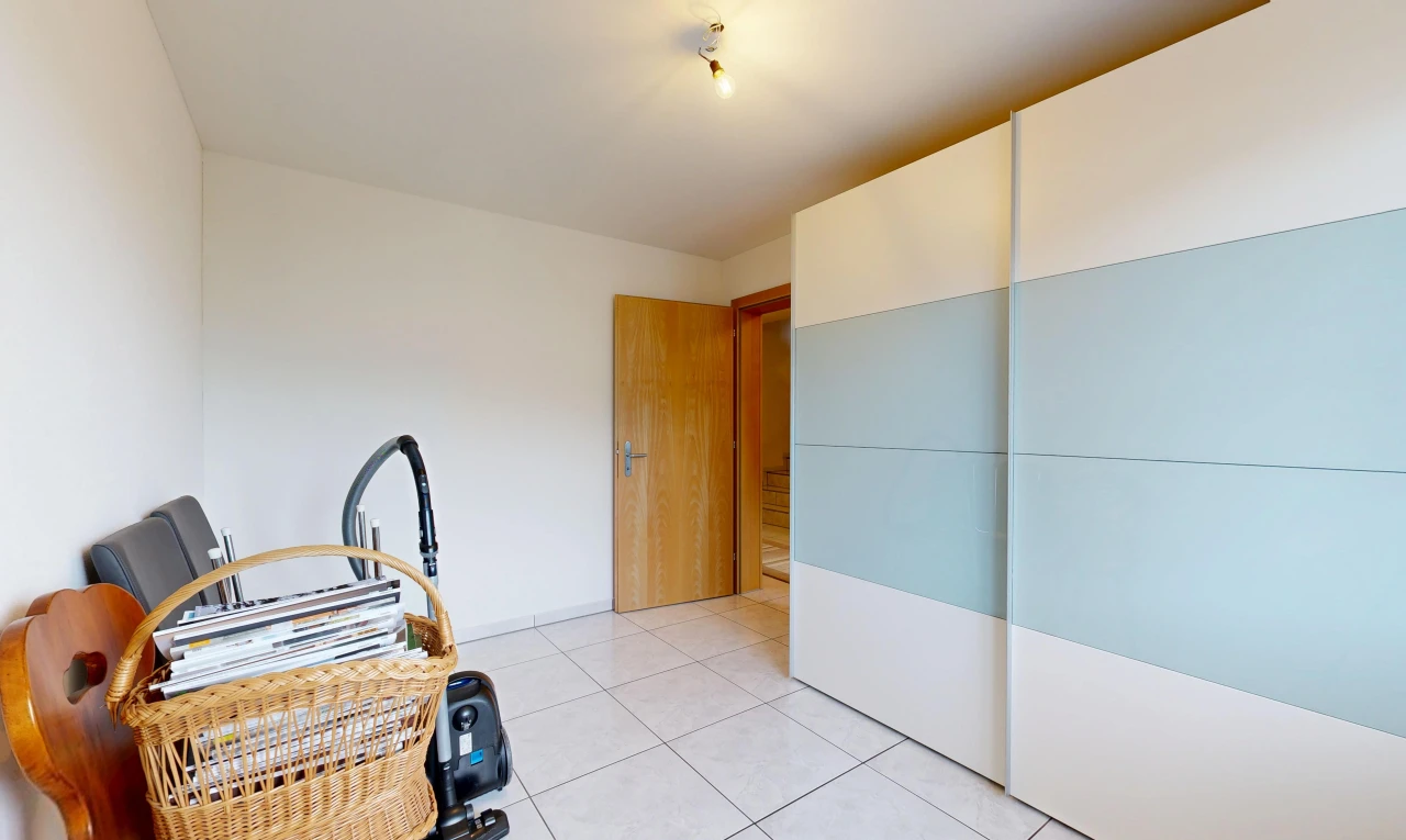 room featuring light tile patterned floors