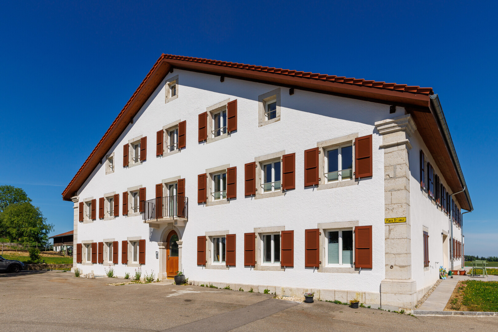 façade avec day time