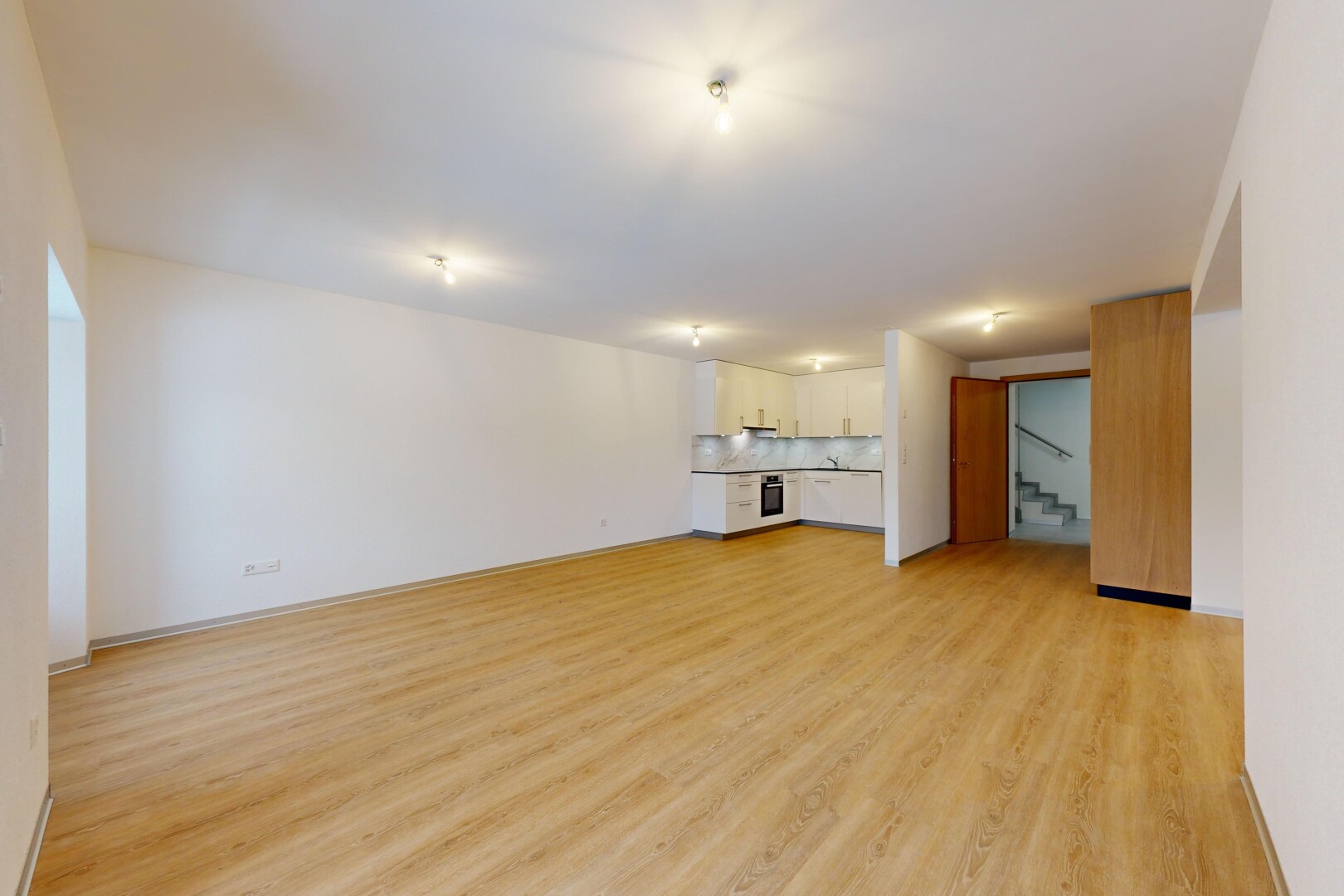 pièce vide avec plancher de bois