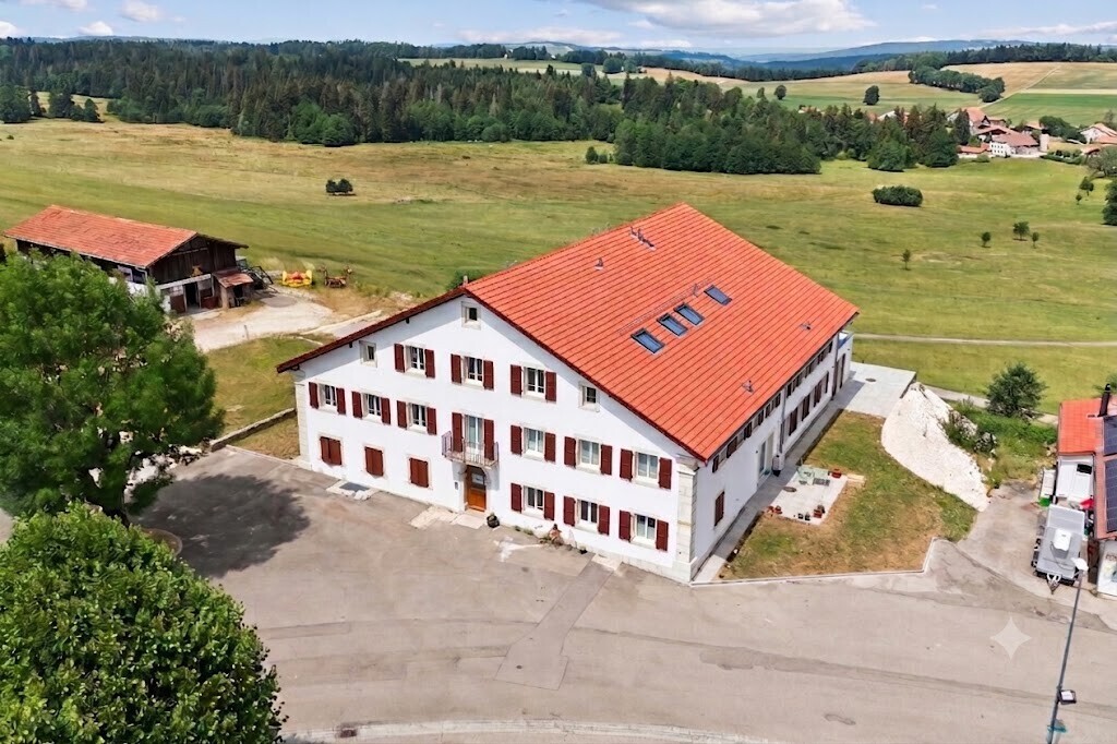 façade avec rural view, vue rurale, property visible, day time, et allée